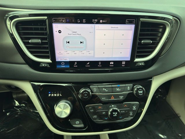 Used 2023 Chrysler Pacifica Touring-L FWD image 17