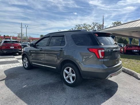 Used 2017 Ford Explorer XLT image 3