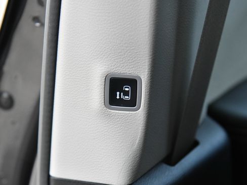 Used 2023 Chrysler Pacifica Touring-L FWD image 41