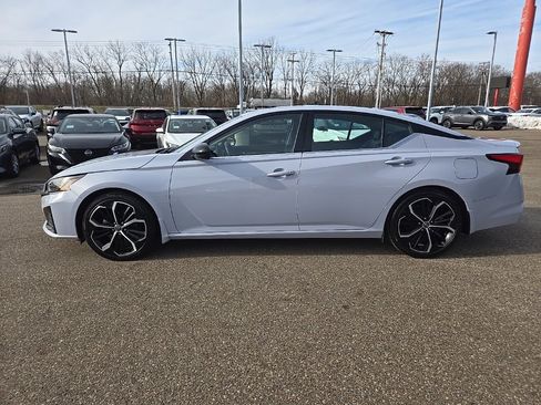 Used 2023 Nissan Altima 2.5 SR w/ SR Premium Package image 4