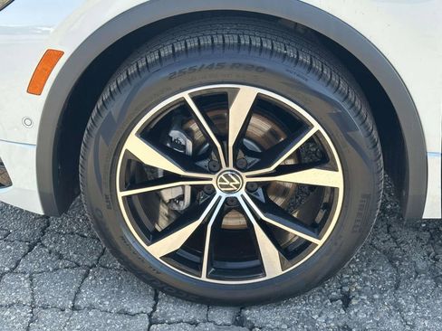 Certified 2022 Volkswagen Tiguan SEL R-Line image 9