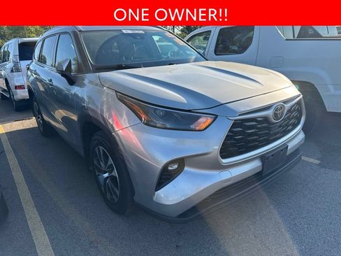 Used 2022 Toyota Highlander XLE AWD/4WD image 3