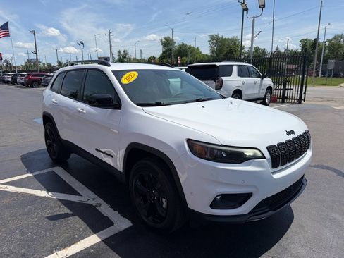 Used 2023 Jeep Cherokee Altitude Lux AWD/4WD image 3