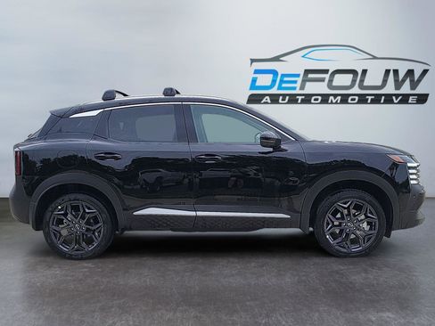 New 2025 Nissan Kicks SR image 2