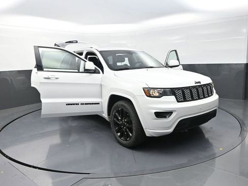 Used 2018 Jeep Grand Cherokee Altitude image 44