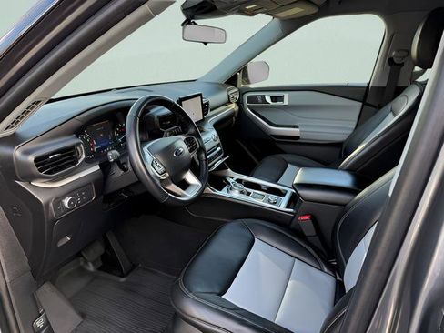 Used 2022 Ford Explorer XLT w/ Equipment Group 202A AWD/4WD image 4