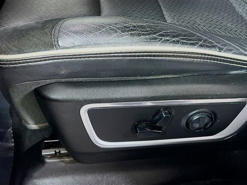 Used 2019 RAM 1500 Laramie AWD/4WD image 17