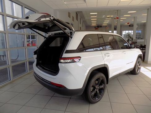 Certified 2023 Jeep Grand Cherokee Altitude image 8