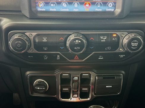 Used 2022 Jeep Wrangler Unlimited Sahara AWD/4WD image 18