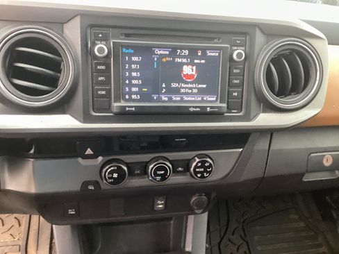 Used 2018 Toyota Tacoma SR5 RWD image 11