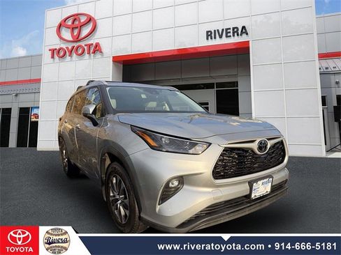Used 2022 Toyota Highlander XLE image 2