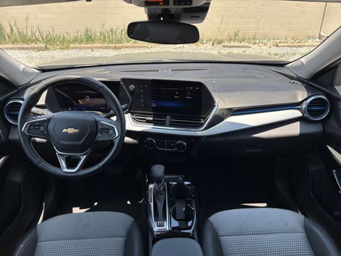 Used 2025 Chevrolet Trax LT w/ LT Convenience Package FWD image 33