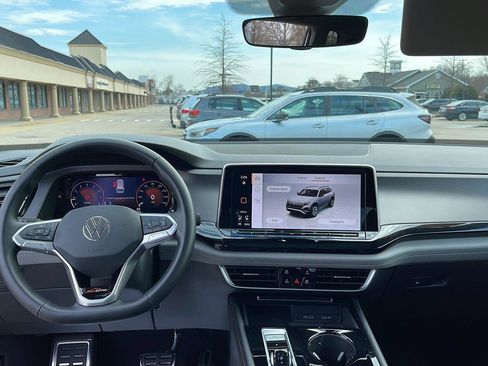 Used 2024 Volkswagen Atlas Peak Edition SE image 29