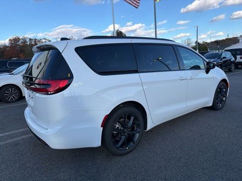 New 2026 Chrysler Pacifica Select w/ S Appearance Package FWD image 3
