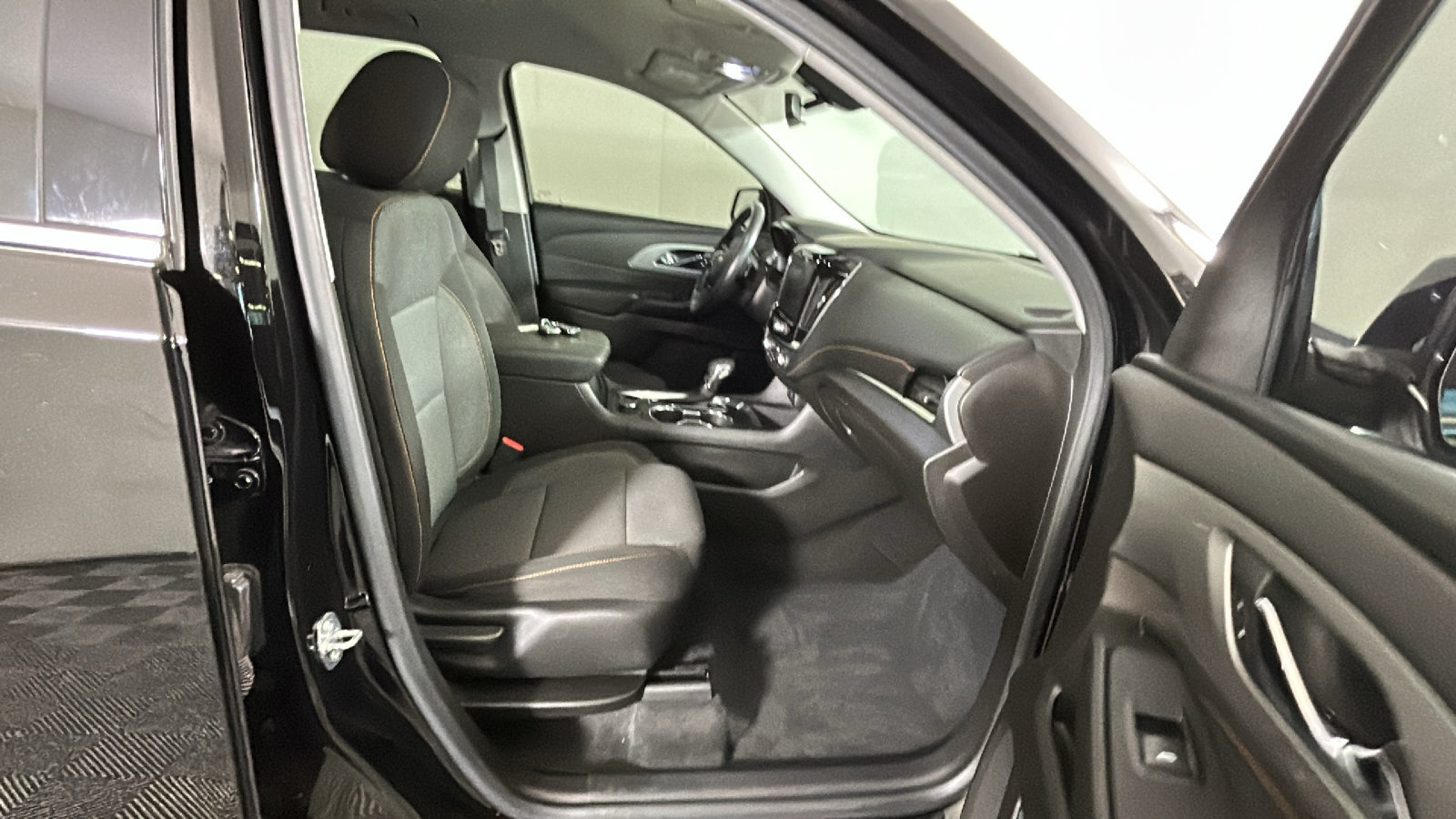 Used 2021 Chevrolet Traverse LT FWD image 35