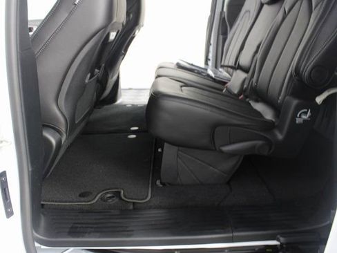 New 2026 Chrysler Pacifica Select image 18