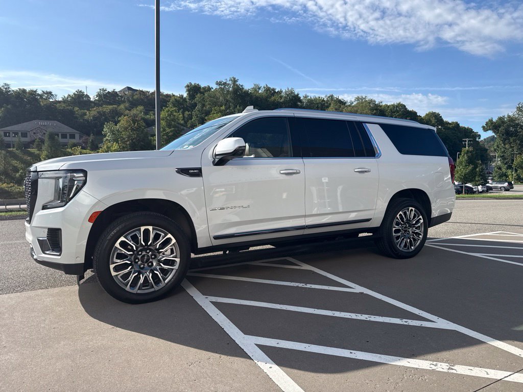 Used 2023 GMC Yukon XL Denali Ultimate AWD/4WD image 1