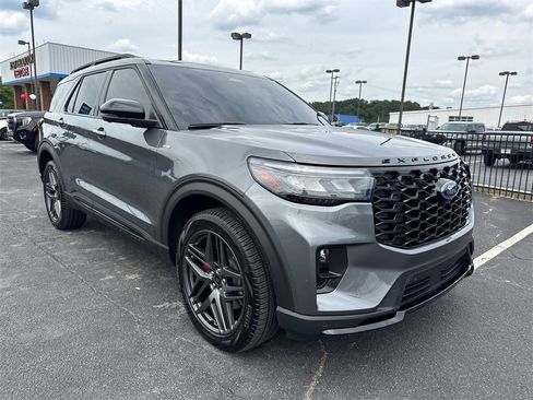 Used 2025 Ford Explorer ST-Line w/ Premium Package image 4