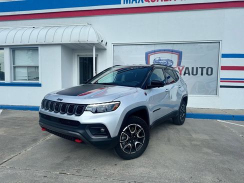 Used 2025 Jeep Compass Trailhawk w/ Trailhawk Elite Group AWD/4WD image 2