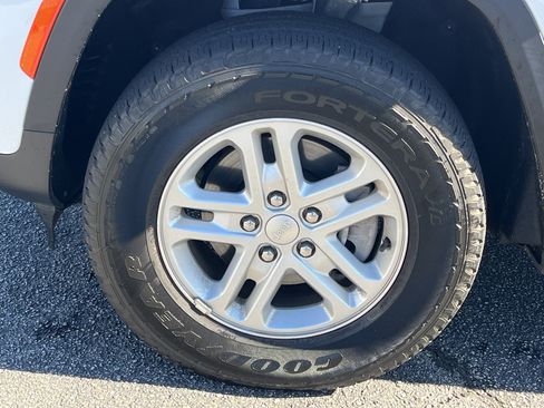 Used 2023 Jeep Grand Cherokee Laredo image 26