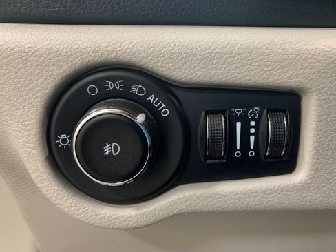 Used 2023 Chrysler Pacifica Limited FWD image 27