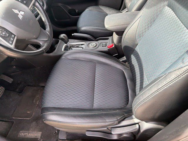 Used 2015 Mitsubishi Outlander SE AWD/4WD image 6