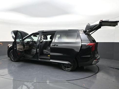 Used 2025 Kia Carnival SX image 32