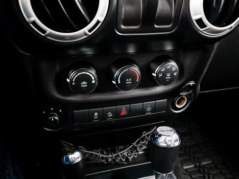 Used 2018 Jeep Wrangler Rubicon w/ Power Convenience Group image 31