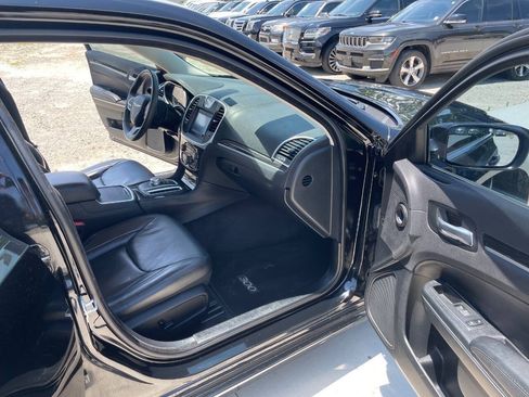 Used 2017 Chrysler 300 Limited RWD image 29