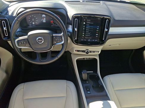 Used 2019 Volvo XC40 T5 Momentum image 11