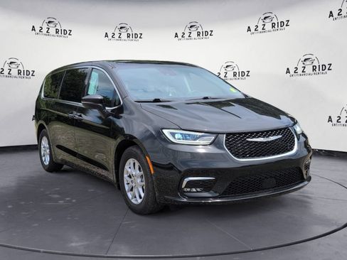 Used 2023 Chrysler Pacifica Touring-L FWD image 1