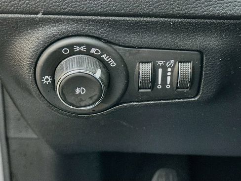 Used 2019 Jeep Compass Latitude w/ Popular Equipment Group FWD image 8