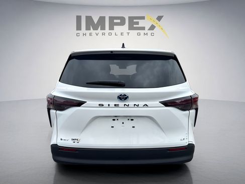 Used 2025 Toyota Sienna LE FWD image 4