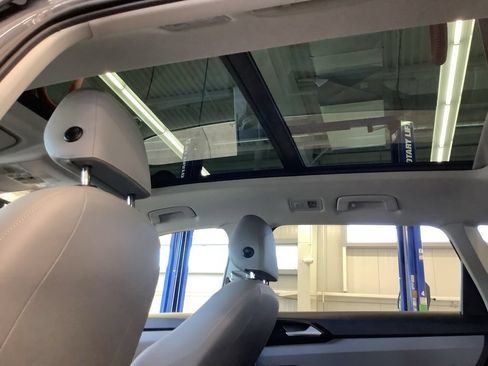Used 2023 Volkswagen Taos SE w/ Panoramic Sunroof Package AWD/4WD image 10