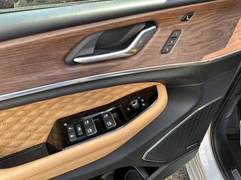 Used 2024 Jeep Grand Cherokee L Summit AWD/4WD image 17