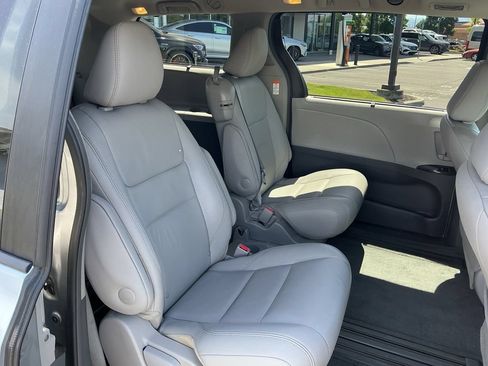 Used 2016 Toyota Sienna XLE w/ XLE Navigation Package FWD image 21