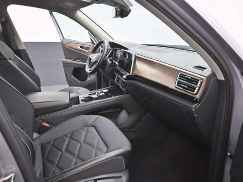 Used 2025 Volkswagen Atlas SE AWD/4WD image 16