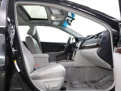 Used 2014 Toyota Camry XLE image 11