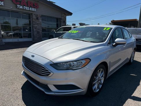 Used 2017 Ford Fusion SE w/ Fusion SE Technology Package FWD image 9