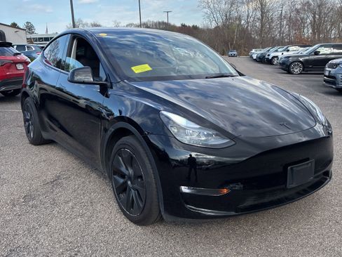 Used 2025 Tesla Model Y Long Range AWD/4WD image 3