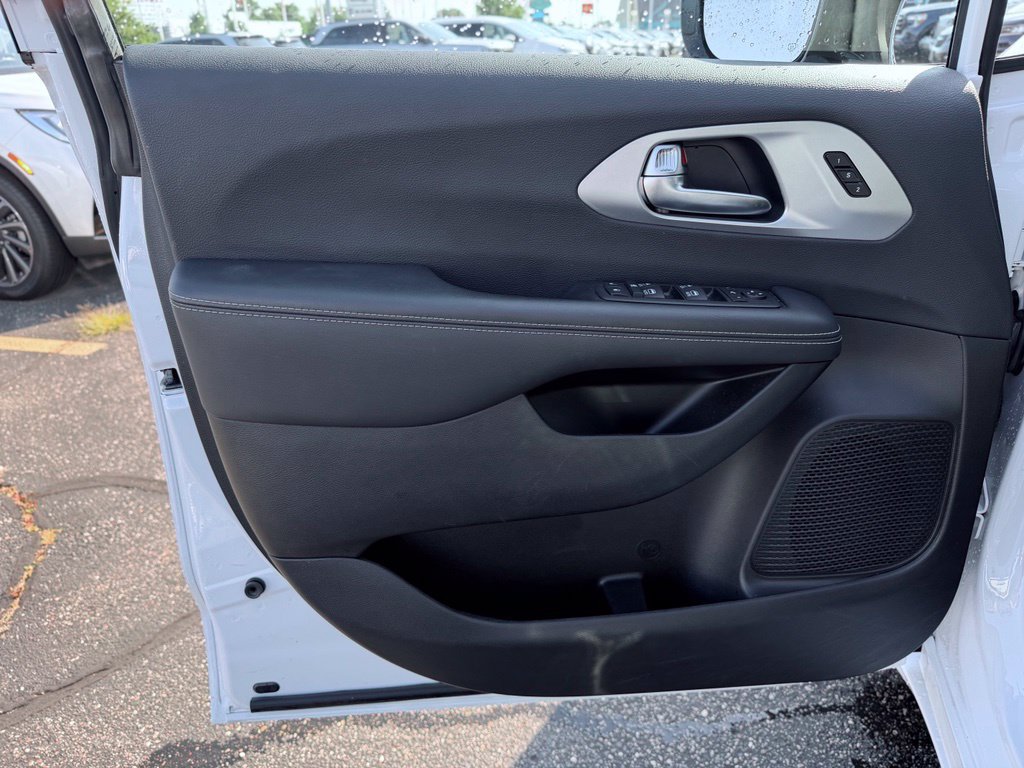 Certified 2025 Chrysler Pacifica Limited FWD image 16