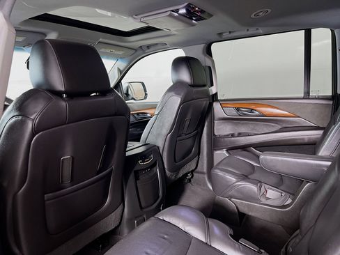 Used 2019 Cadillac Escalade ESV Luxury AWD/4WD image 23