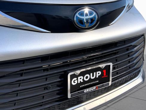 Used 2022 Toyota Sienna XLE FWD image 29
