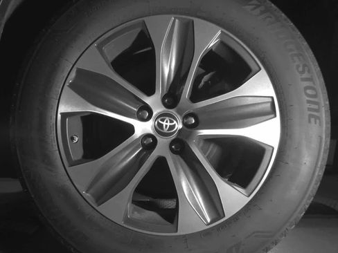 Used 2023 Toyota Highlander XLE image 14