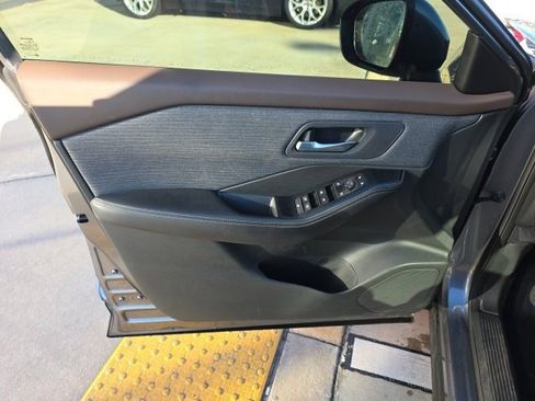 Used 2023 Nissan Rogue SV image 11