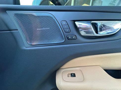 Used 2019 Volvo XC60 T5 Momentum w/ Multimedia Package FWD image 37
