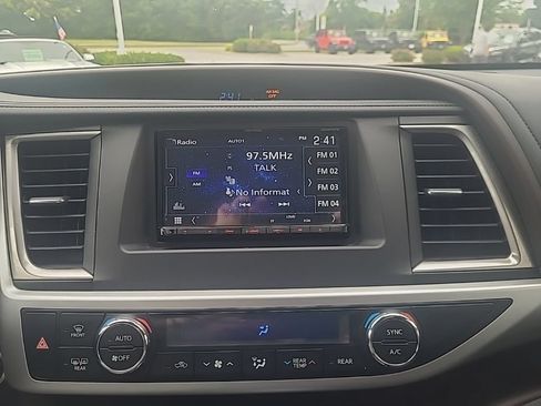 Used 2018 Toyota Highlander XLE AWD/4WD image 22