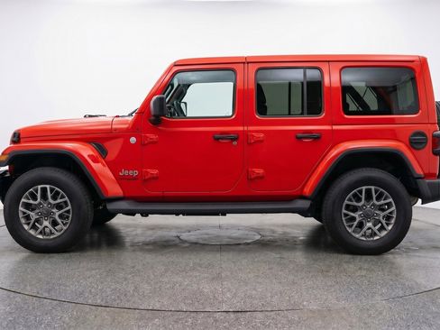 Used 2025 Jeep Wrangler Sahara image 5