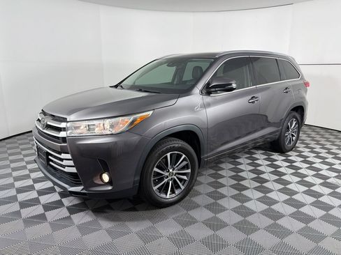 Used 2018 Toyota Highlander XLE image 1