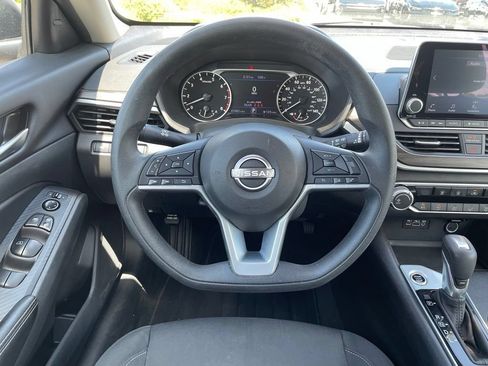 Used 2025 Nissan Altima 2.5 SV FWD image 13